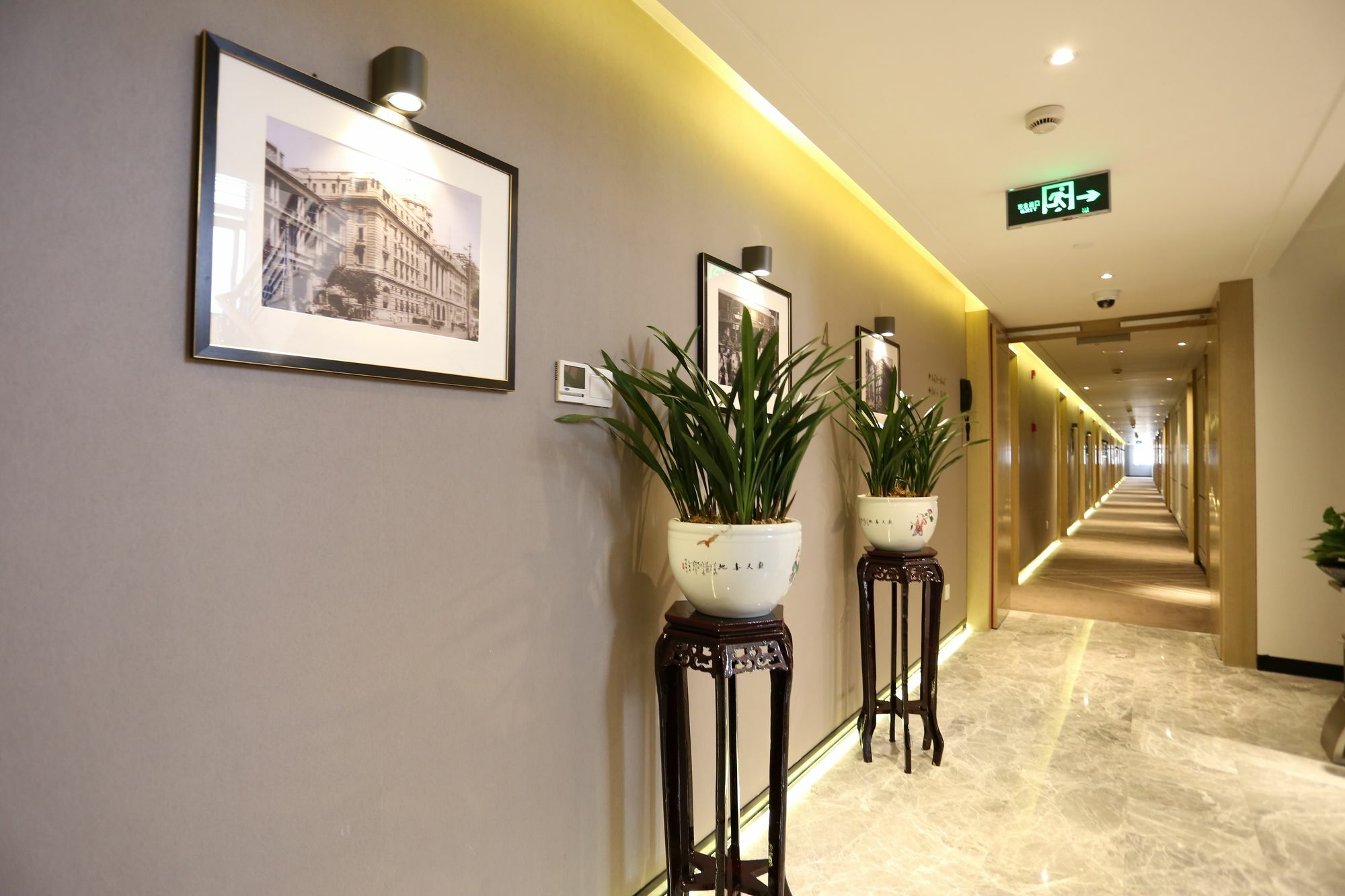 Jinjiang Metropolo Classiq Shanghai Nanjing Road Exterior photo